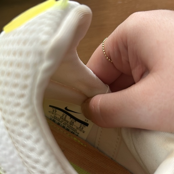 NWOT! Nike Presto Slip On yellow and White Size 4Y! - Picture 4 of 5